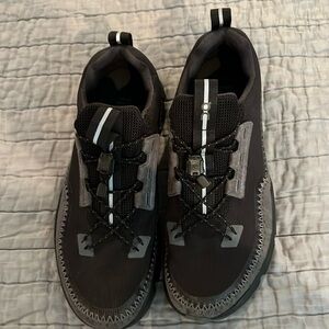 Ladies on cloud tennis shoes